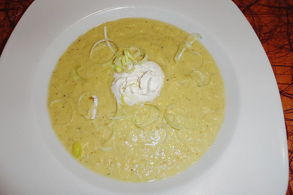 Lauch-Zitronensuppe mit Majoran