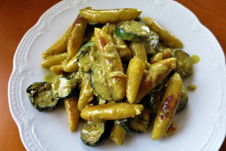 Zucchini-Schupfnudelpfanne mit Kokosmilch