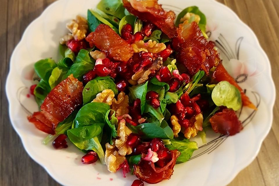 Weihnachtlicher Feldsalat mit Granatapfelkernen