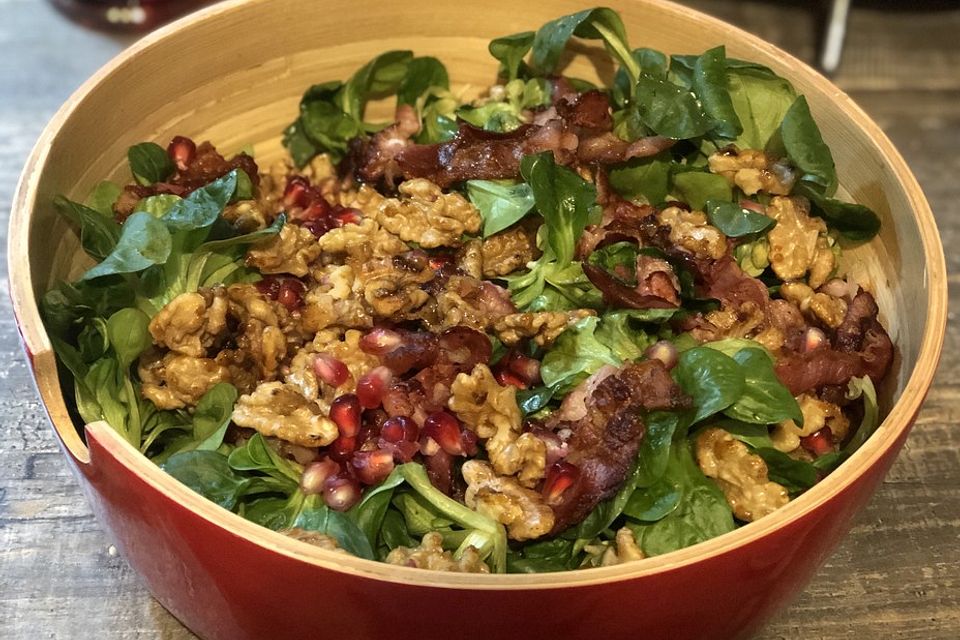 Weihnachtlicher Feldsalat mit Granatapfelkernen