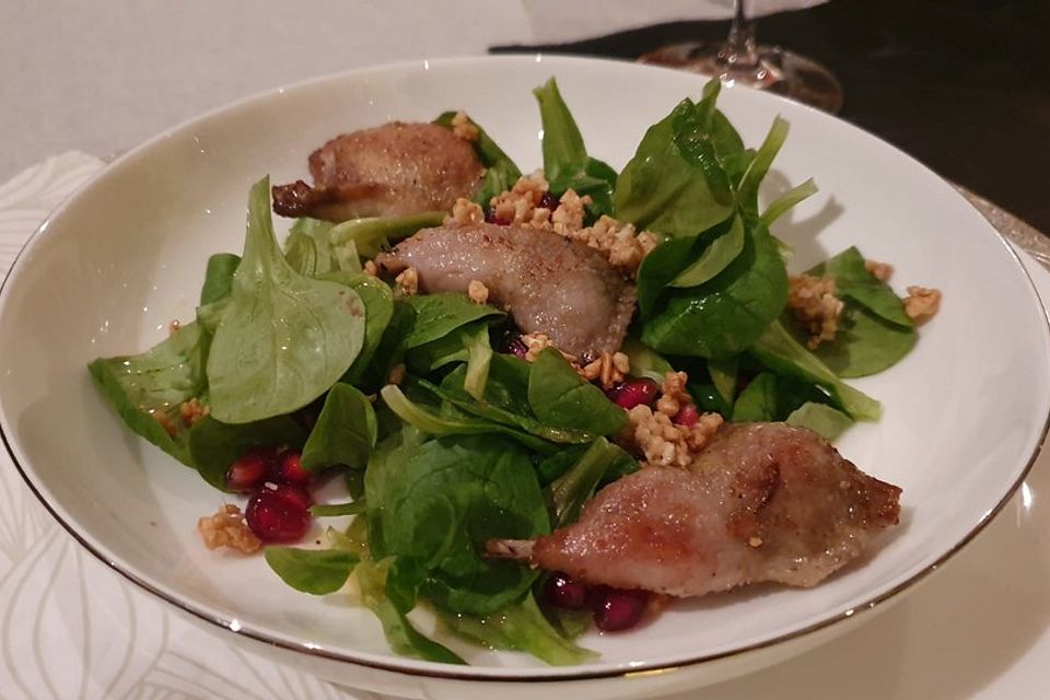 Weihnachtlicher Feldsalat mit Granatapfelkernen