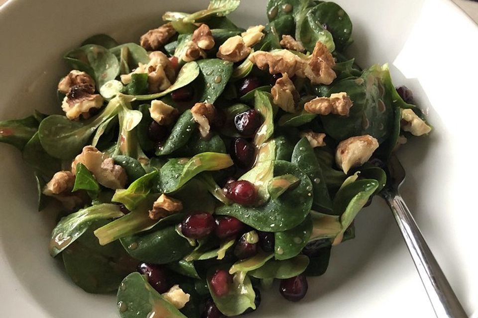 Weihnachtlicher Feldsalat mit Granatapfelkernen