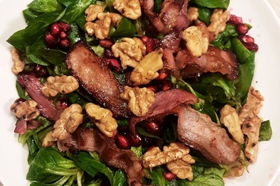 Weihnachtlicher Feldsalat mit Granatapfelkernen