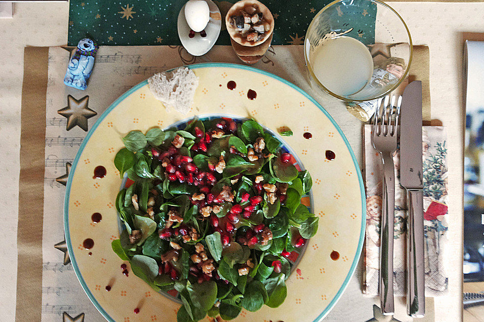 Weihnachtlicher Feldsalat mit Granatapfelkernen