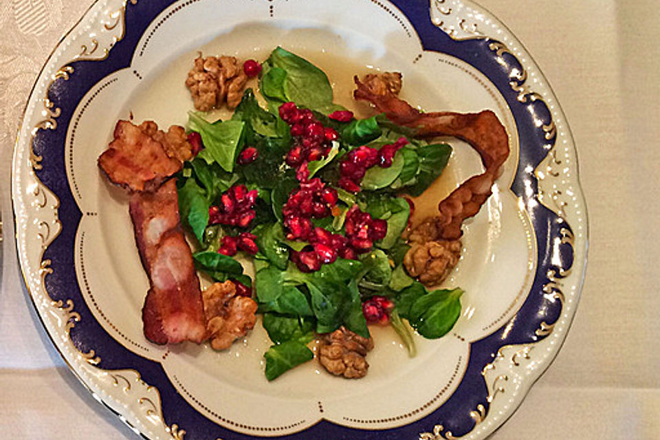 Weihnachtlicher Feldsalat mit Granatapfelkernen