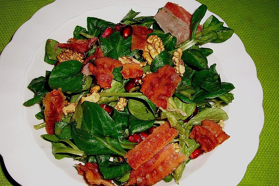 Weihnachtlicher Feldsalat mit Granatapfelkernen