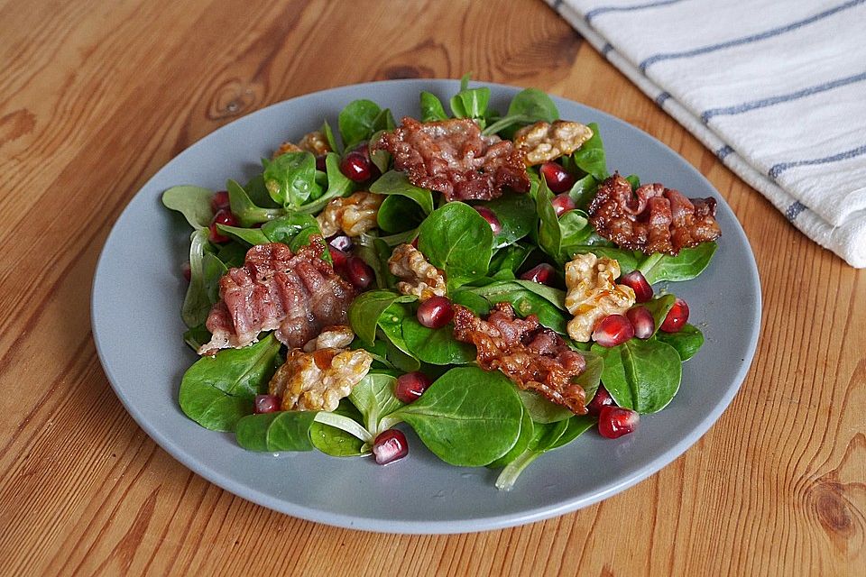 Weihnachtlicher Feldsalat mit Granatapfelkernen