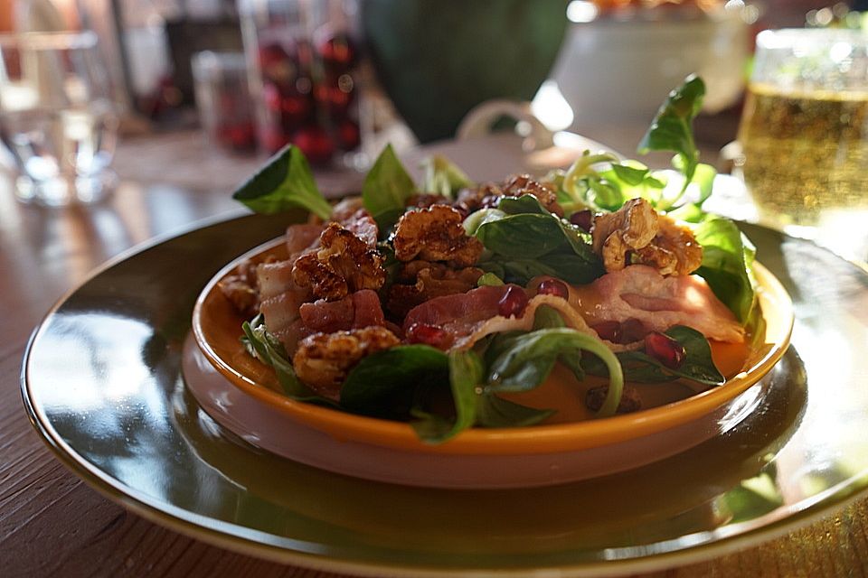 Weihnachtlicher Feldsalat mit Granatapfelkernen