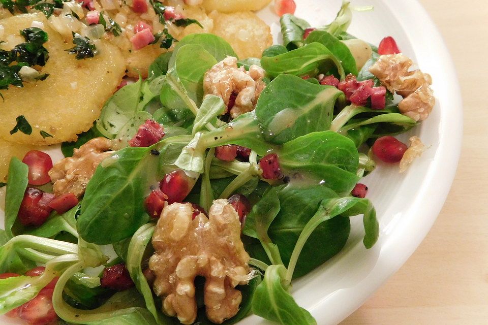 Weihnachtlicher Feldsalat mit Granatapfelkernen