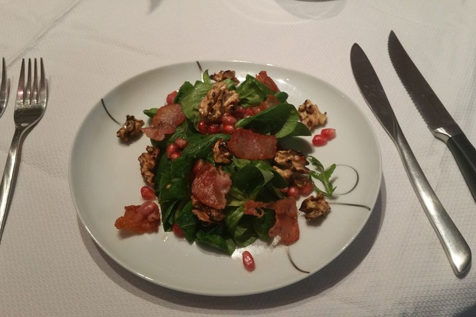 Weihnachtlicher Feldsalat mit Granatapfelkernen