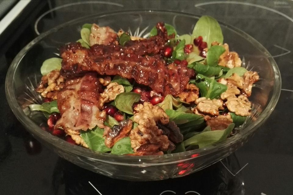 Weihnachtlicher Feldsalat mit Granatapfelkernen