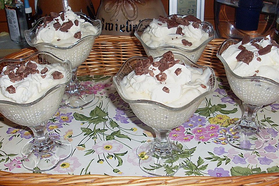 Kirschbecher mit Eierlikörcreme