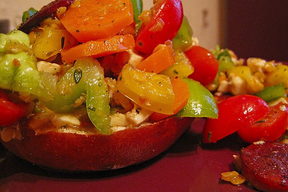 Linsensalat auf Laugenbrötchen