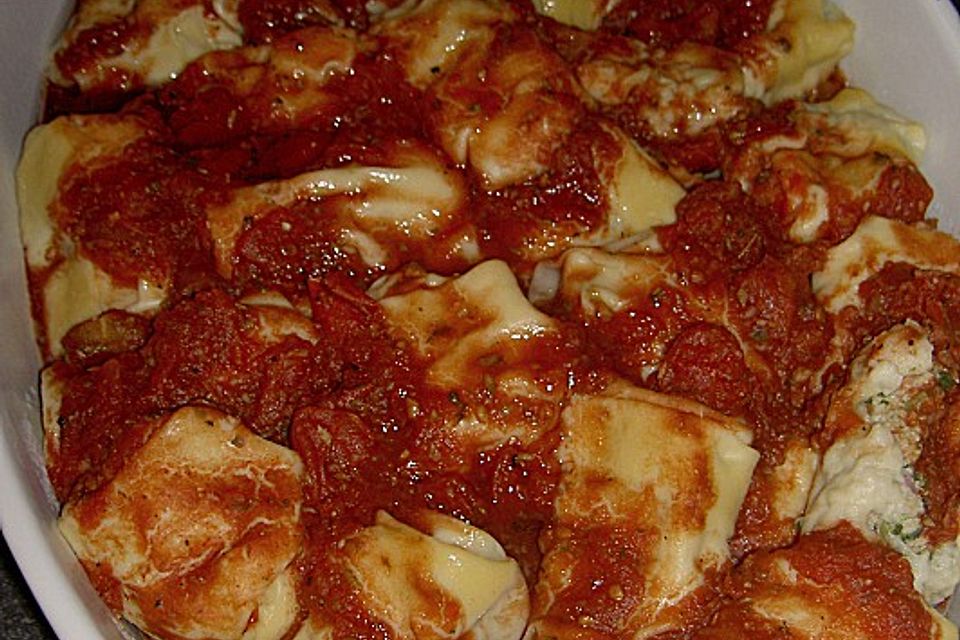 Maultaschen in Tomatensoße