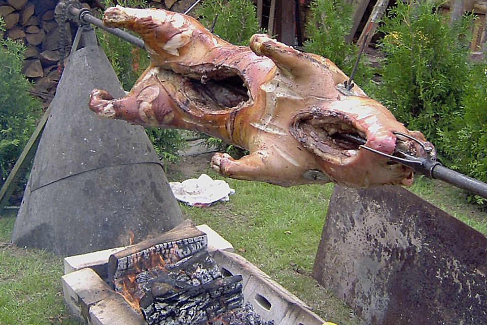 Spanferkel, gegrillt am Drehspieß