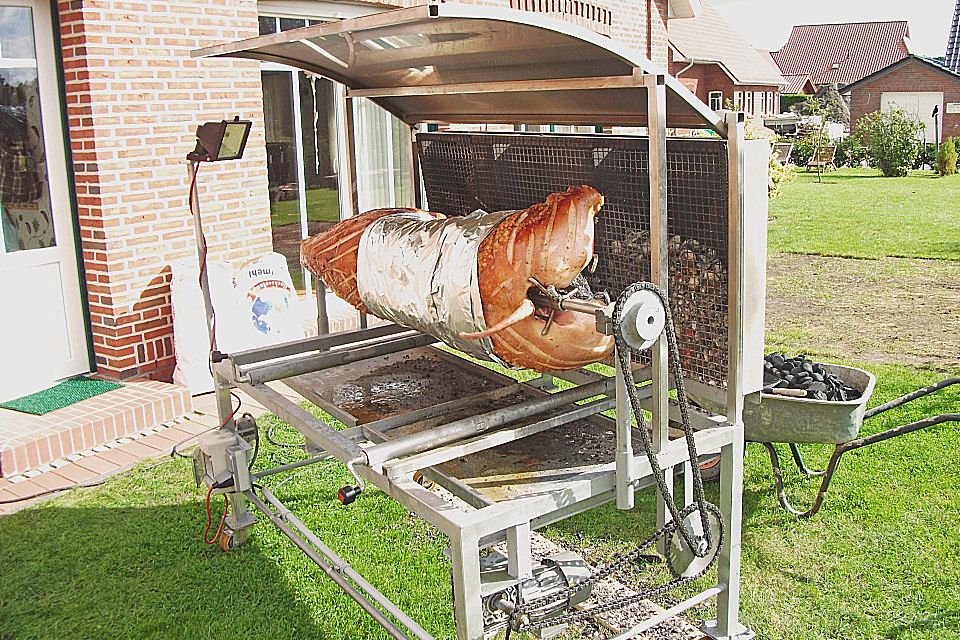 Spanferkel, gegrillt am Drehspieß