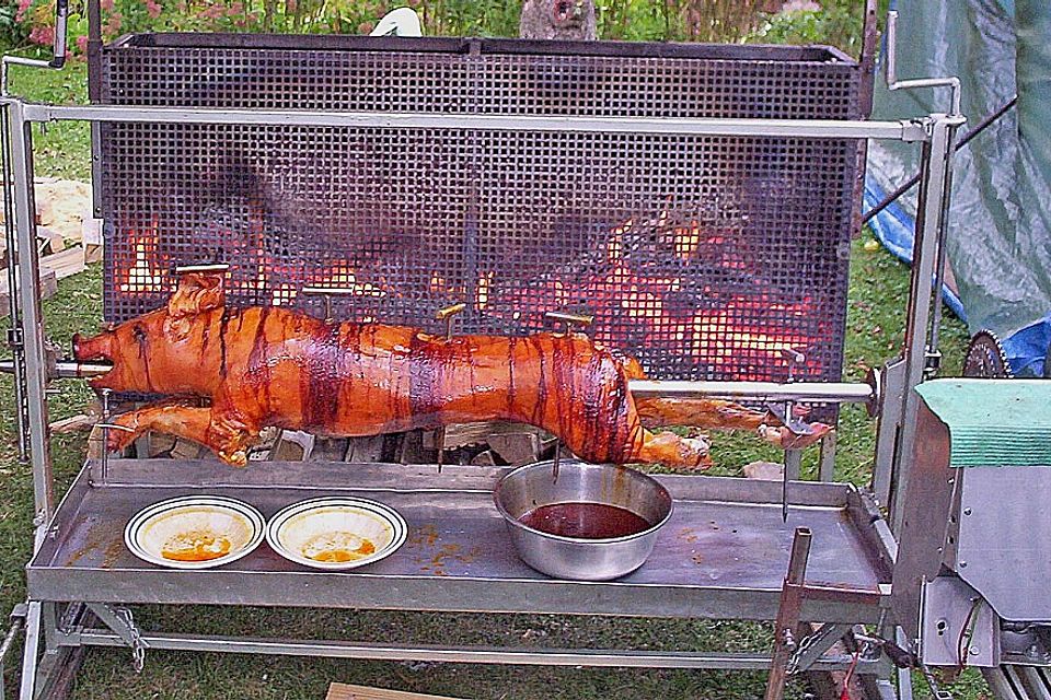 Spanferkel, gegrillt am Drehspieß