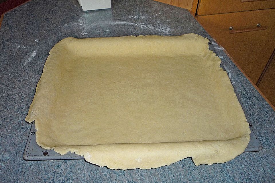 Apfelgitterkuchen auf dem Backblech