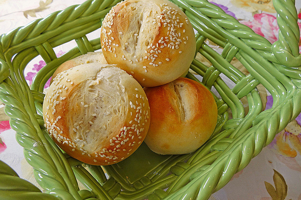 Milchbrötchen mit Sesamkruste