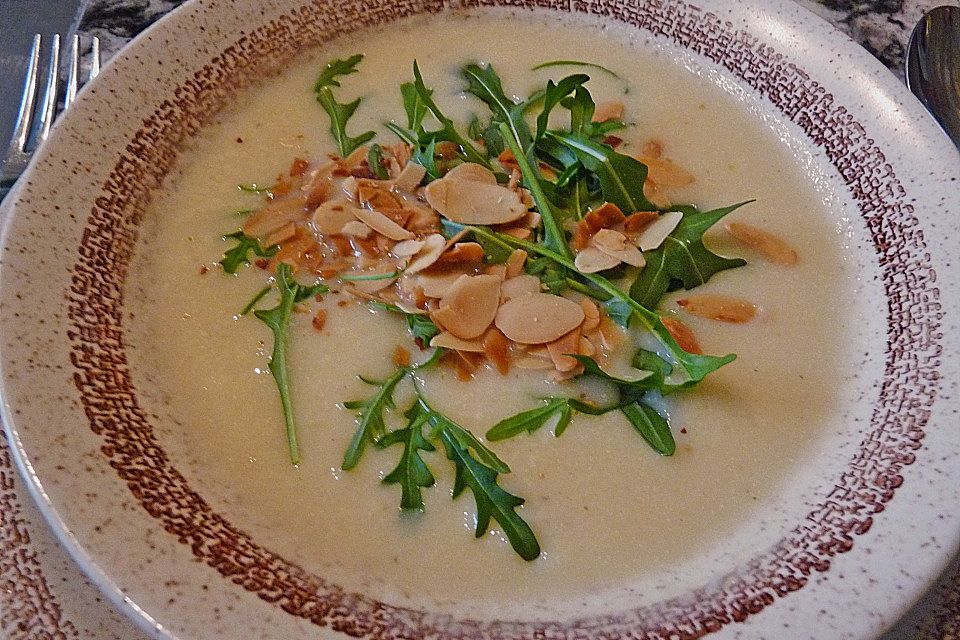 Selleriesuppe mit gerösteten Mandelblättchen