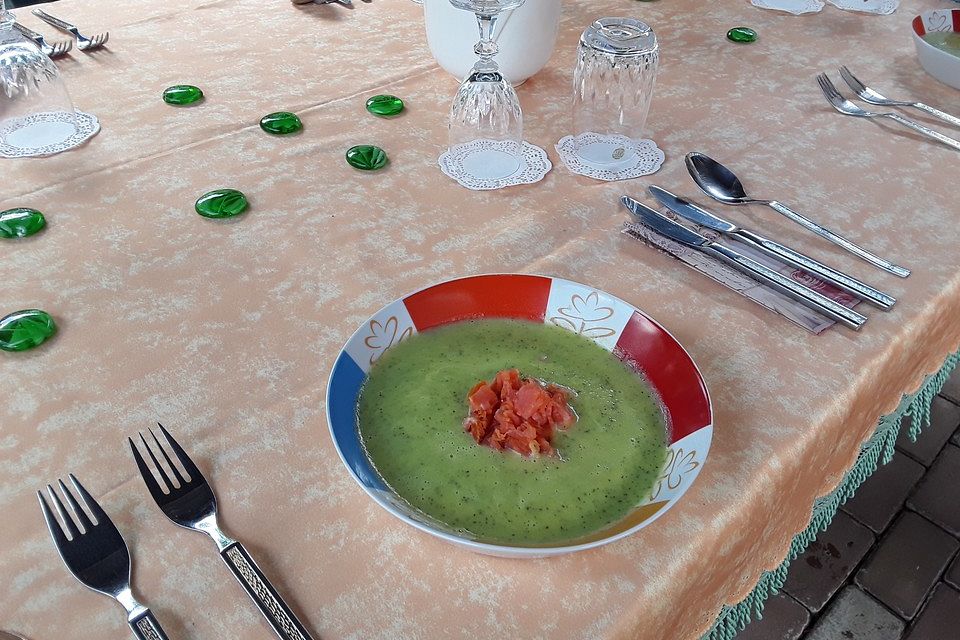 Zucchinicremesuppe mit Lachs