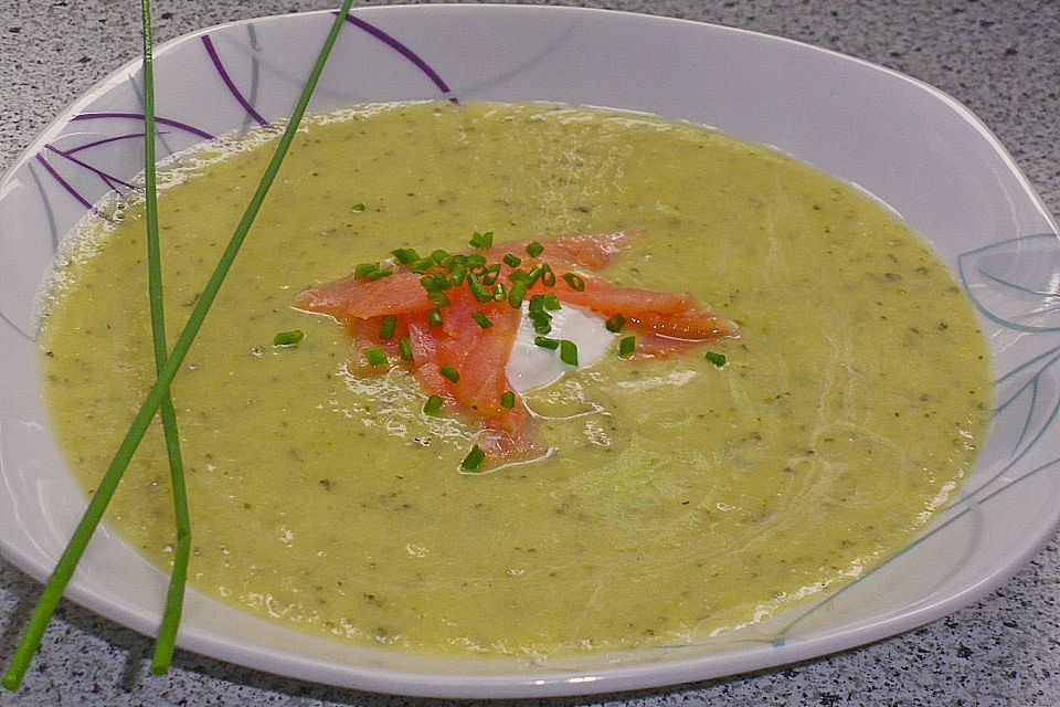 Zucchinicremesuppe mit Lachs