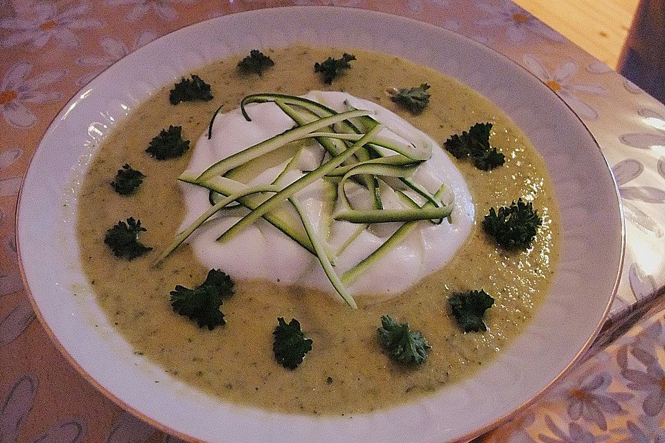 Zucchinicremesuppe mit Lachs