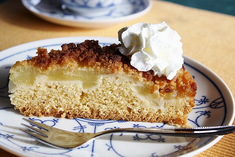 Apfelkuchen mit knuspriger Zwiebackhaube