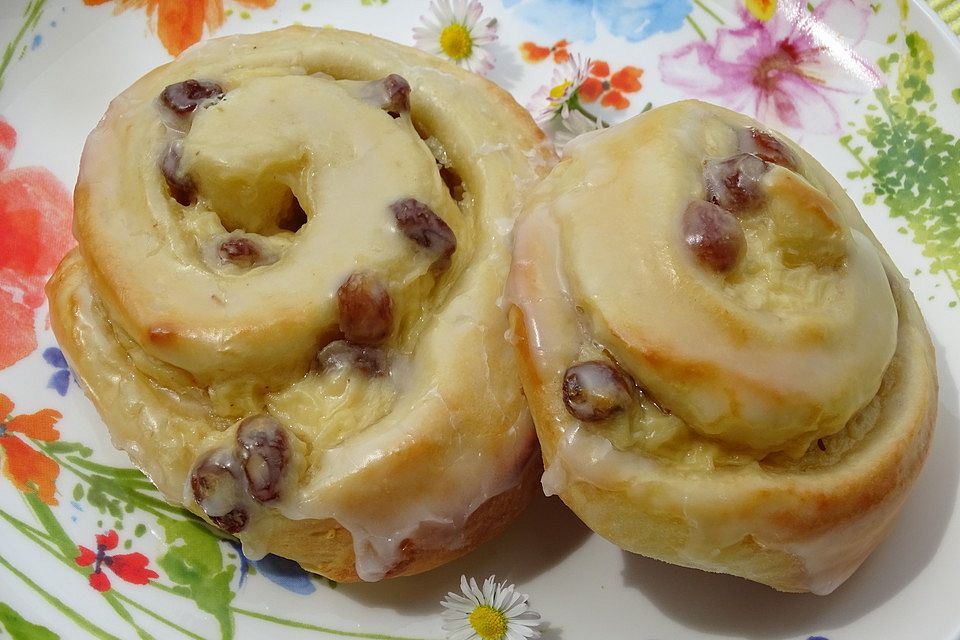 Hefeschnecken mit Pudding-Rosinenfüllung