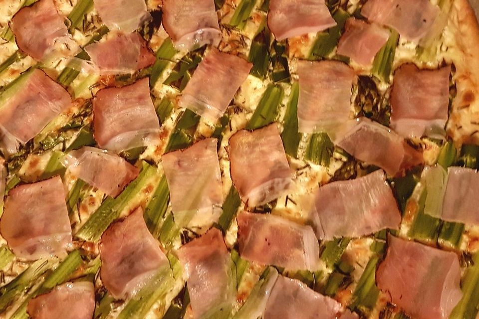 Spargelflammkuchen mit Serranoschinken