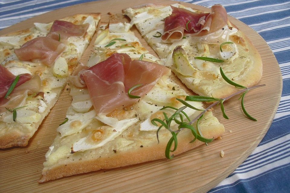 Spargelflammkuchen mit Serranoschinken