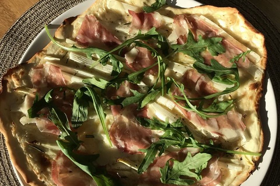 Spargelflammkuchen mit Serranoschinken