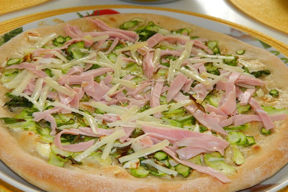 Spargelflammkuchen mit Serranoschinken