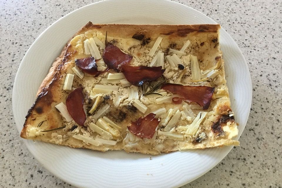 Spargelflammkuchen mit Serranoschinken