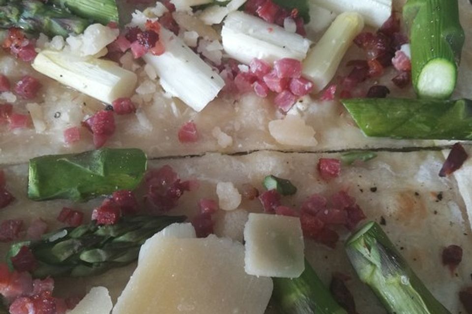 Spargelflammkuchen mit Serranoschinken