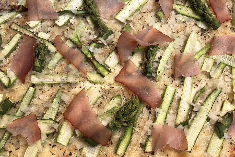 Spargelflammkuchen mit Serranoschinken