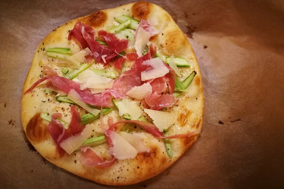 Spargelflammkuchen mit Serranoschinken