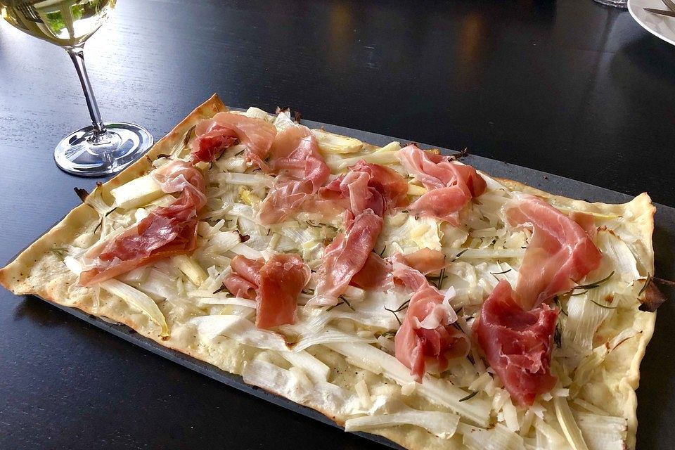 Spargelflammkuchen mit Serranoschinken