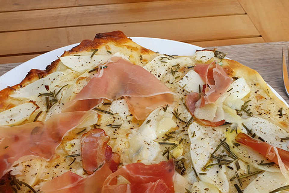 Spargelflammkuchen mit Serranoschinken