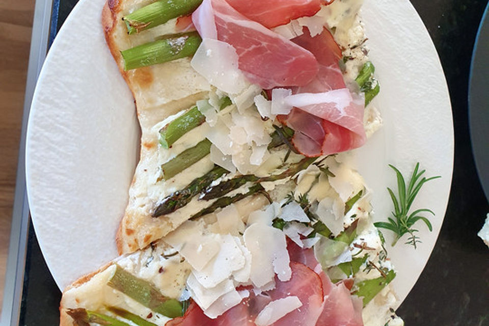 Spargelflammkuchen mit Serranoschinken