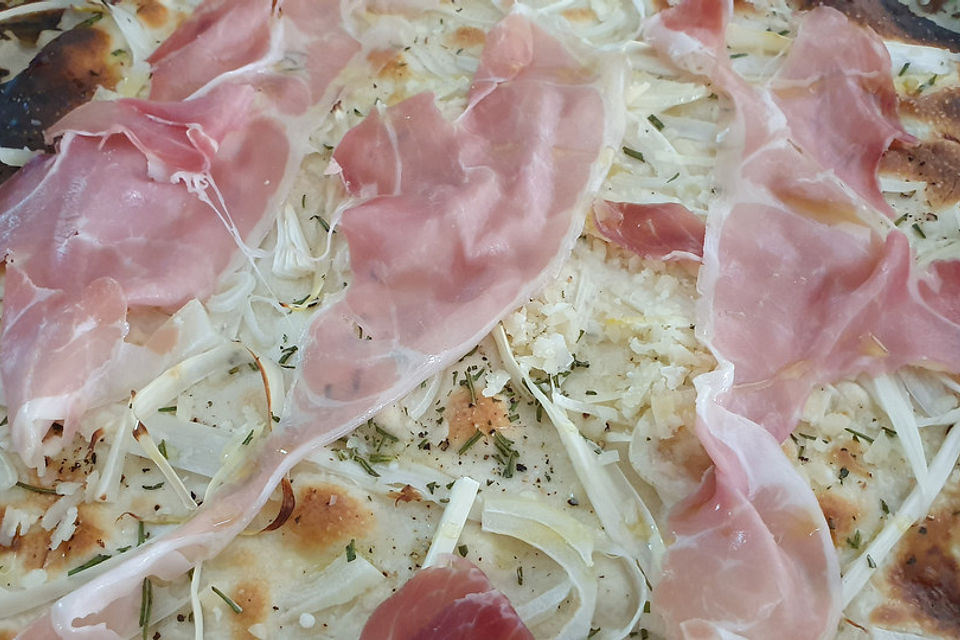 Spargelflammkuchen mit Serranoschinken