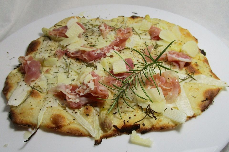 Spargelflammkuchen mit Serranoschinken