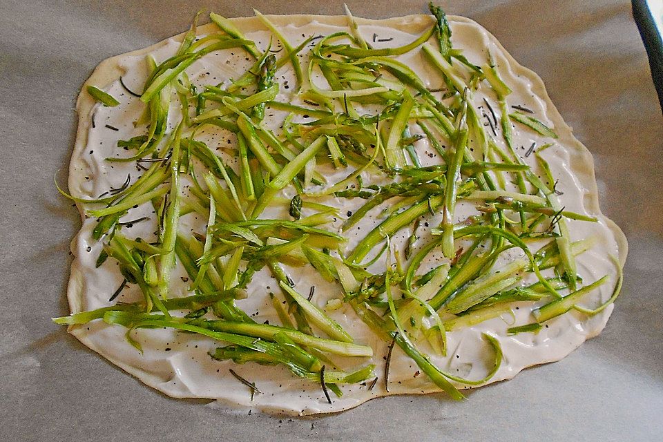 Spargelflammkuchen mit Serranoschinken