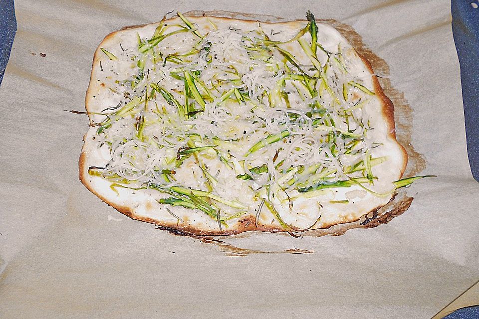 Spargelflammkuchen mit Serranoschinken