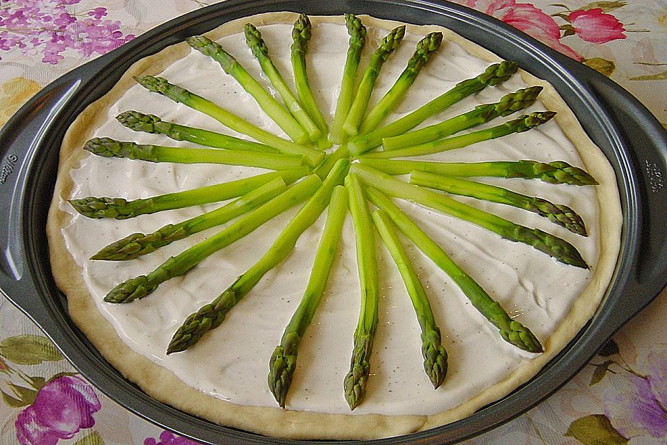 Spargelflammkuchen mit Serranoschinken