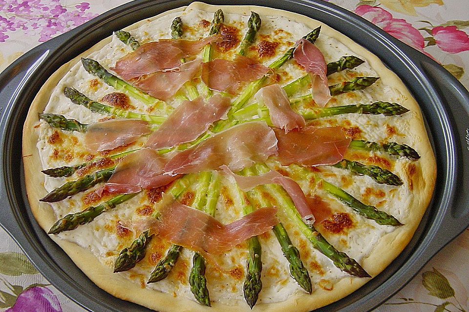 Spargelflammkuchen mit Serranoschinken