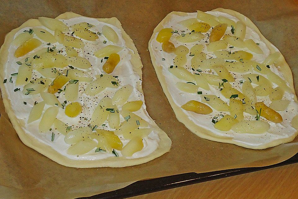 Spargelflammkuchen mit Serranoschinken