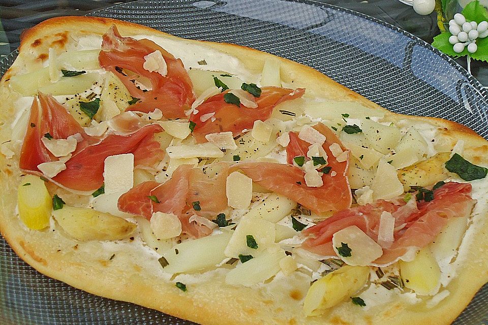 Spargelflammkuchen mit Serranoschinken