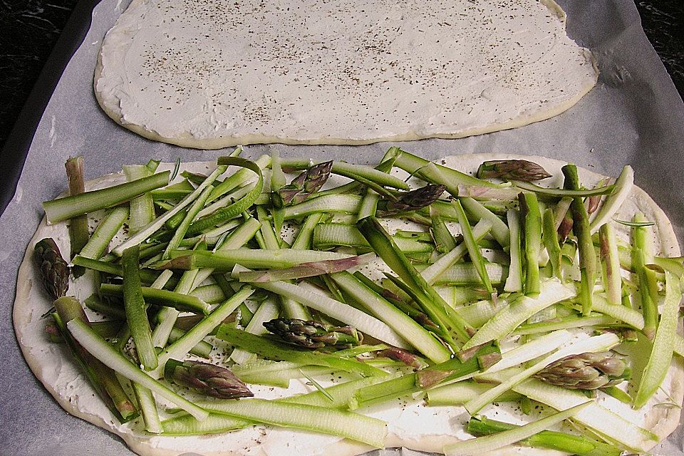 Spargelflammkuchen mit Serranoschinken