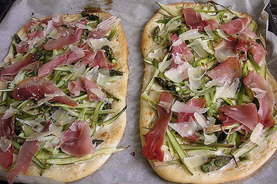 Spargelflammkuchen mit Serranoschinken